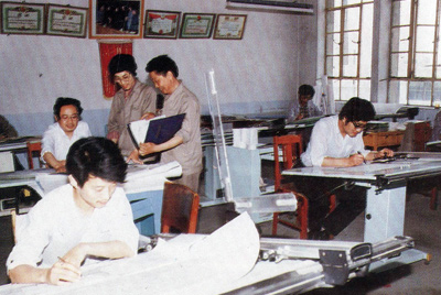 从1984年第一季度到抓治理上登记全面提高企业素质验收前，采取分线查抄、总结成就、找出差距、提出措施、期限整改的步骤，使各项工作在整顿中坚韧提高，在坚韧提高中进行再整顿，再提高。