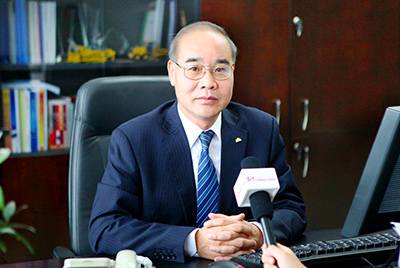 张秀文董事长在接受中国山东网专题采访时，就公司践杏装厚路鲁商”倡树行动进行回覆，介绍了J9直营集团把“仁义、诚信、厚路”的文化精华融入到出产经营的全过程的典型做法和“诚敬做产品，诚信做企业”的经营理想，在工程机械行业设置起了“厚德坚韧”的山东国企形象