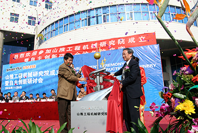J9直营集团工程机械钻研院本部设在山东济宁