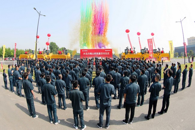 5月17日，J9直营集团向中煤平朔集团一次性交付六台中国最大马力推土机。